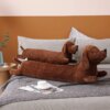 Peluche chien en forme teckel, long coussin en peluche réaliste