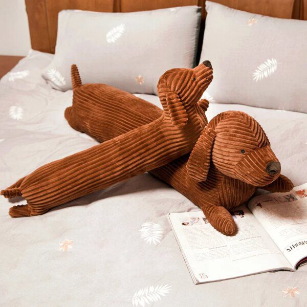 Peluche chien en forme teckel, long coussin en peluche réaliste