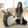 106754-415334.jpg Peluche geante avec le sourire de Totoro, compagnon géant à grands yeux ronds