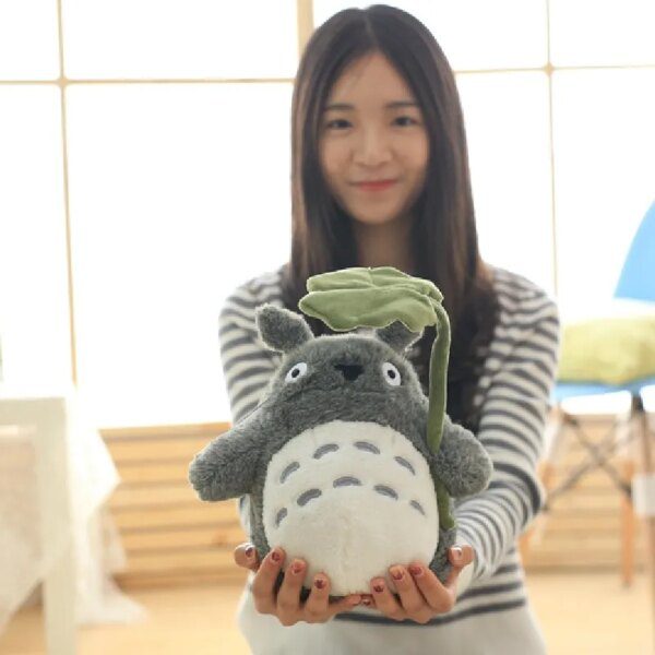 106754-ae5a79.jpg Peluche geante avec le sourire de Totoro, compagnon géant à grands yeux ronds