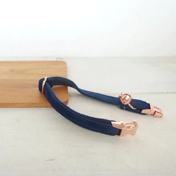 120264-c0f652.jpg Collier Chat Personnalisé en Velours – Cloche Sonore