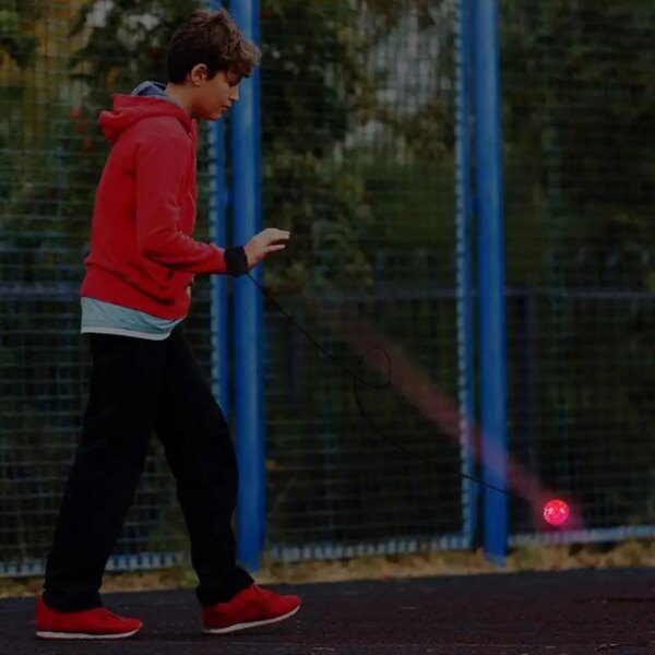 Balle Lumineuse & Sonore Élastique pour Chien – Stimulation Totale